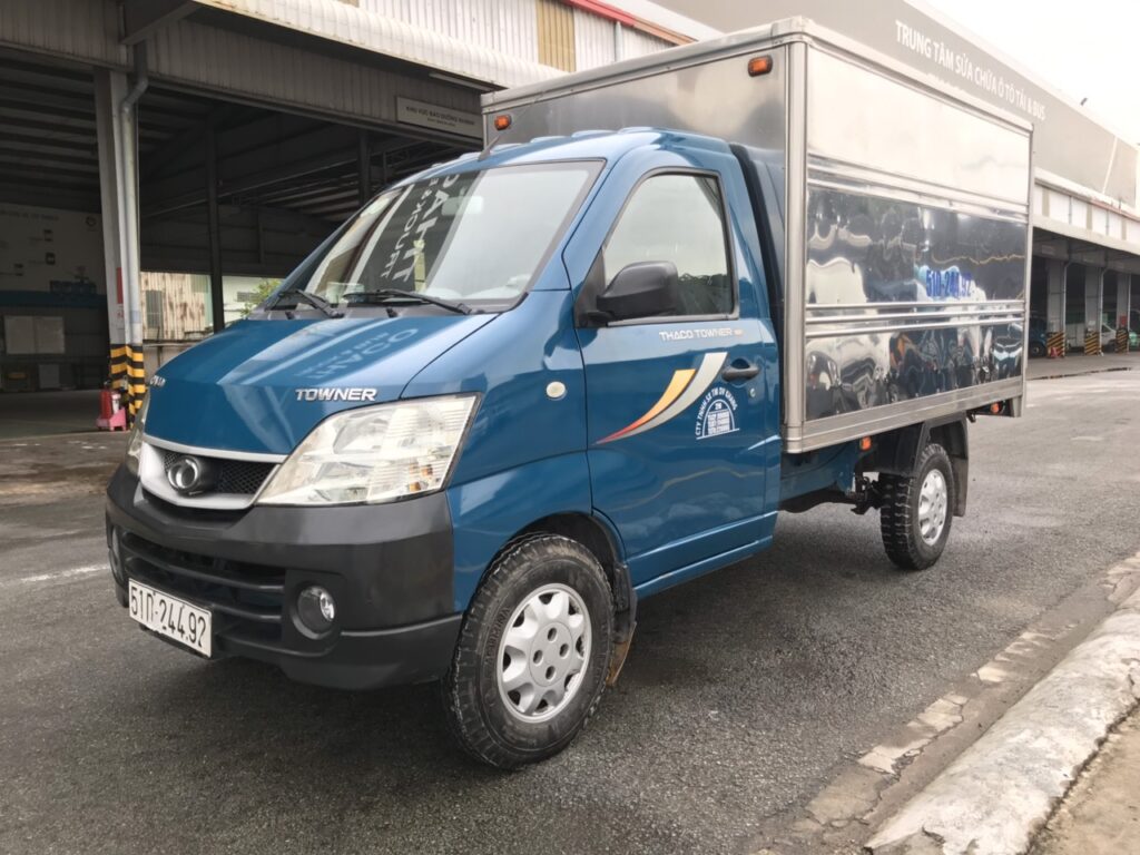 Towner 990 2017 cũ thùng kín